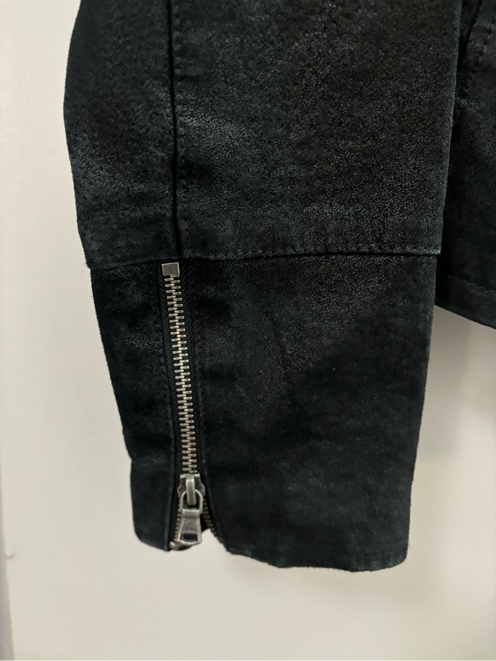 Levi's 100% genuine Leather Moto Jacket with a detachable faux fur collar. Small - Picture 4 of 7